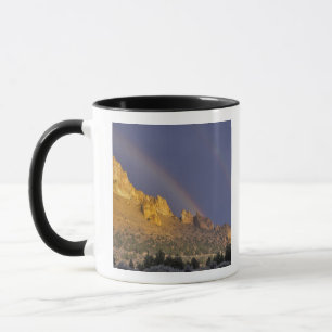 Caneca Arco-íris duplo sobre uma formação rochosa perto d