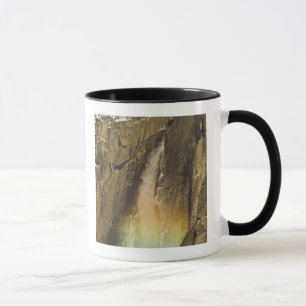 Caneca Arco-íris na Cachoeira Superior de Yosemite em Yos