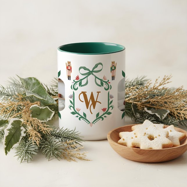 Caneca Arco Verde Monograma e Fotografia do Invólucro Whi (Whimsical Nutcracker Monogram & Photo Green Bow Mug)