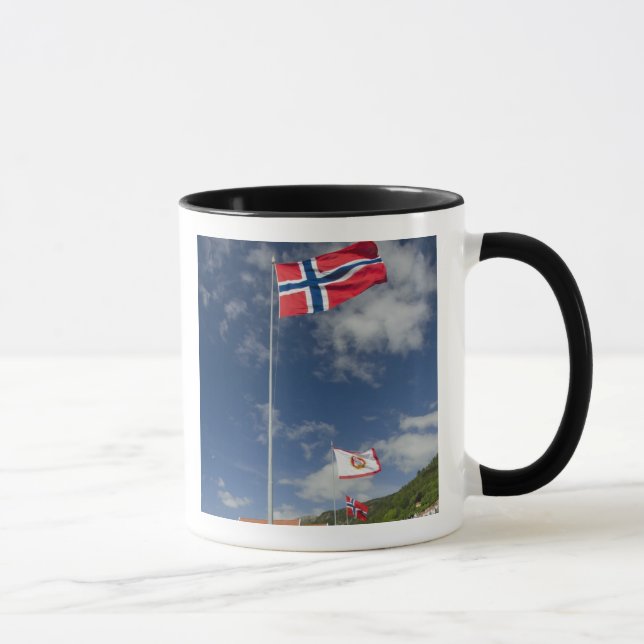 Caneca Área histórica do porto de Bergen com bandeiras (Direita)
