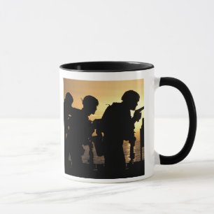 Caneca Armadores de fuzileiros navais disparam 9mm