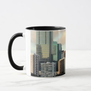 Caneca Arranha-céus de Miami contra o céu claro largo