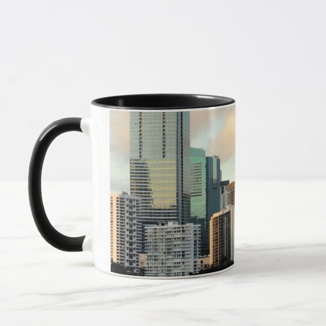 Caneca Arranha-céus de Miami contra o céu claro largo (Esquerda)