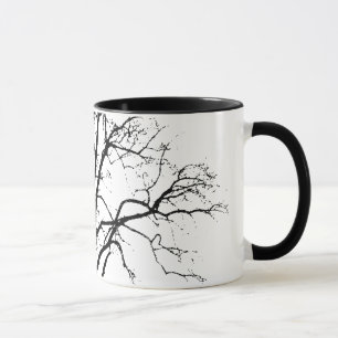 Caneca Árvore Leafless na silhueta do inverno