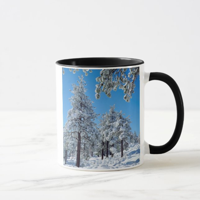 Caneca Árvores cobertas de neve nas montanhas Laguna (Direita)