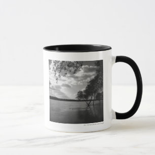 Caneca Árvores pelo lago B&W