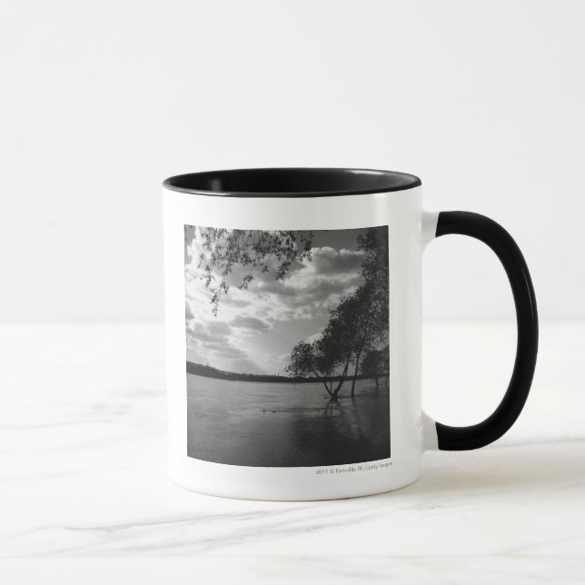 Caneca Árvores pelo lago B&W (Direita)