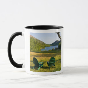 Caneca As cátedras de Adirondack no gramado da Jordânia