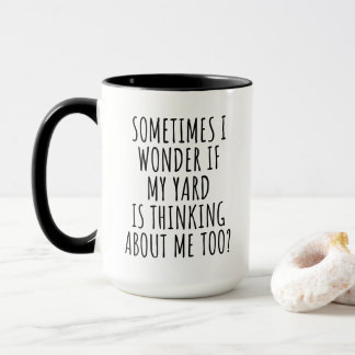 Caneca Às vezes eu me pergunto se meu quintal está pensan