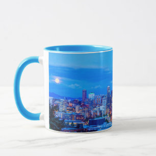 Caneca ascensão da Super Lua perto do horizonte de Seattl