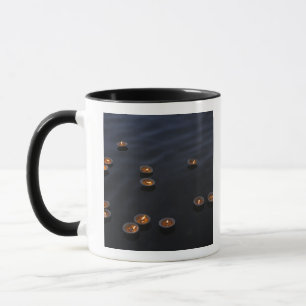 Caneca Ásia, Índia, Região de Varanasi. Oferendas no