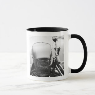 Caneca Ásia, Japão, Tóquio. Cesto de bicicleta no Ginza
