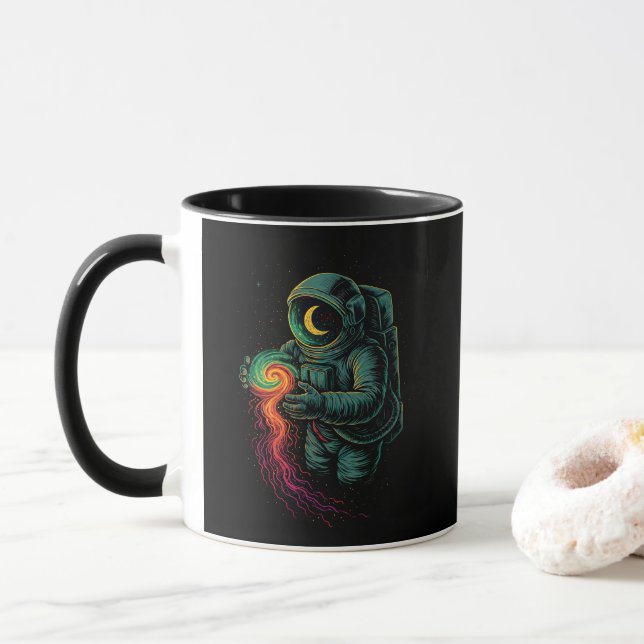 Caneca Astronauta Segurando uma Espiral Cósmica (Com Donut)