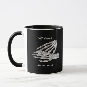 Caneca Até a morte nos faz uma citação das mãos do esquel