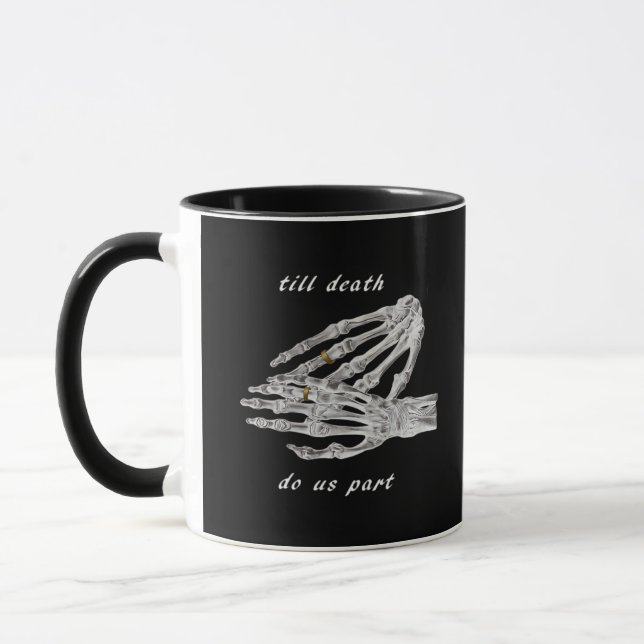 Caneca Até a morte nos faz uma citação das mãos do esquel (Esquerda)