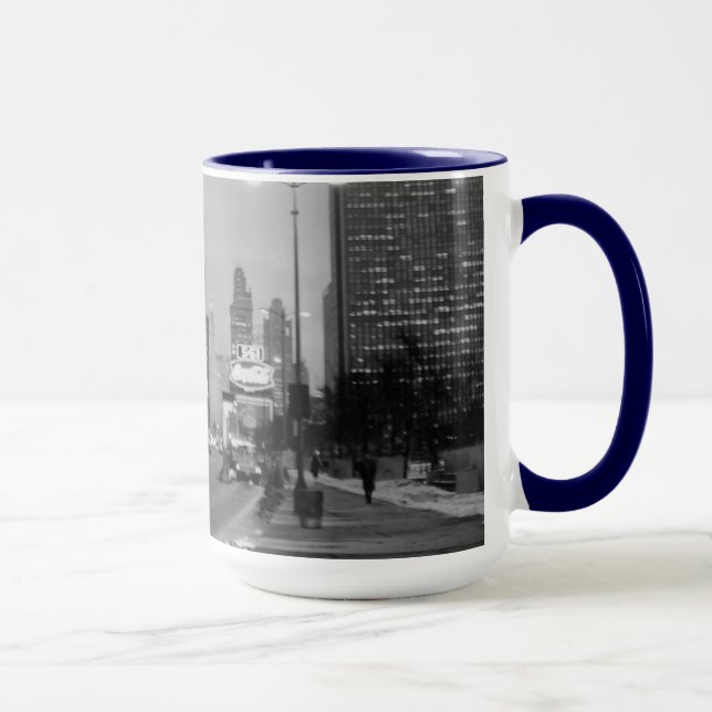 Caneca Avenida Chicago Michigan na Noite de 6 de março de (Direita)