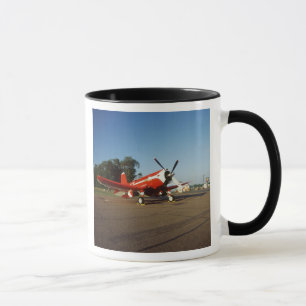 Caneca avião F2G-1D Super Corsair em um show aéreo em