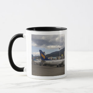 Caneca Aviões comerciais chineses alinhados no