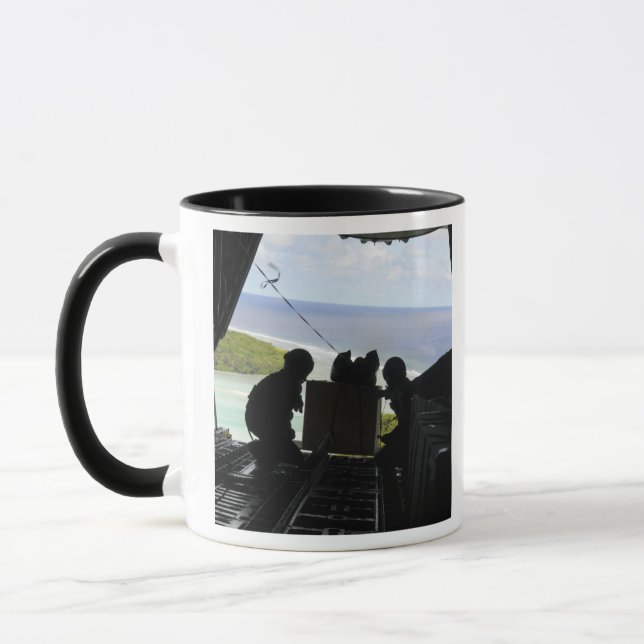 Caneca Aviões empurram uma palete de mercadorias doadas (Esquerda)