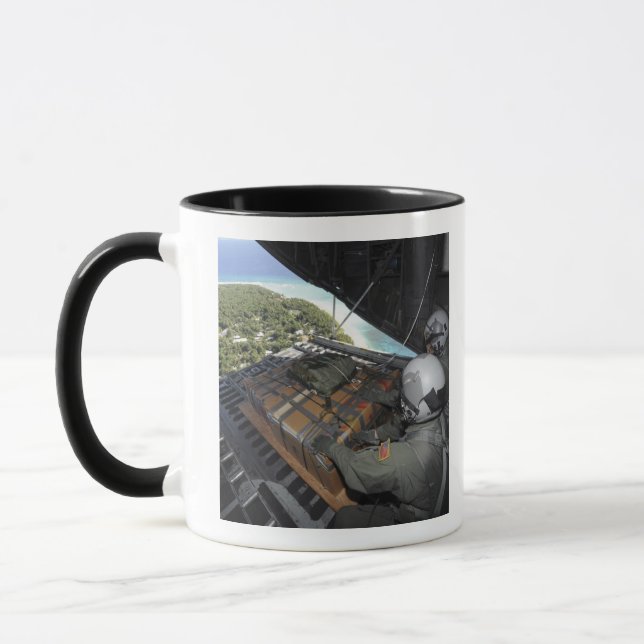 Caneca Aviões empurram uma palete de mercadorias doadas 2 (Esquerda)