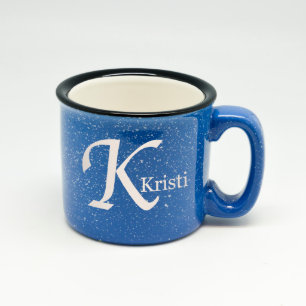 Caneca azul salpicada da fogueira do monograma