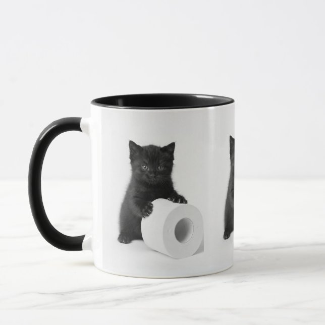 Caneca Baby Black Kitten Guarding Toilet Paper Roll On (Esquerda)