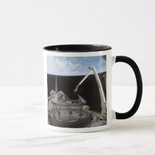 Caneca Baía 2 da carga útil da descoberta do vaivém