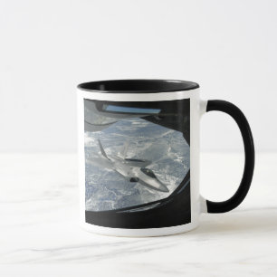 Caneca Bancos de um raptor F-22 longe de um KC-135