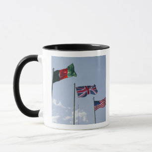 Caneca Bandeira do Reino Unido entre as bandeiras afegã e