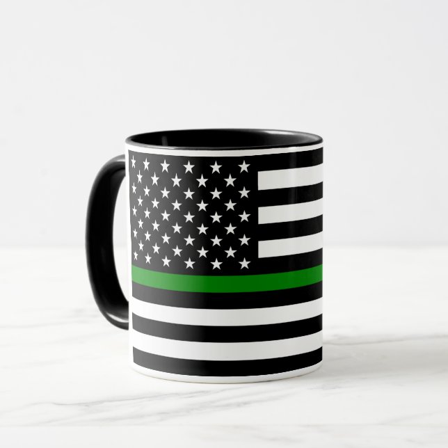 Caneca Bandeira fina da linha verde: Veteranos militares  (Frente Esquerda)