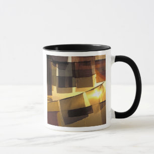 Caneca Bandeiras de oração budistas no pôr do sol,