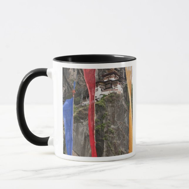 Caneca Bandeiras de oração pendem perto de Taktshang (Esquerda)