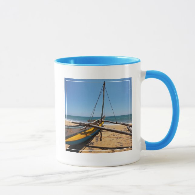 Caneca Barco de pesca amarrado na praia (Direita)