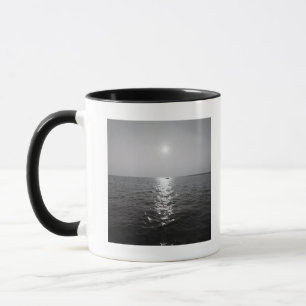 Caneca Barco distante no oceano