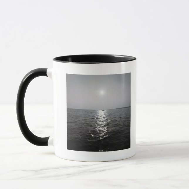 Caneca Barco distante no oceano (Esquerda)