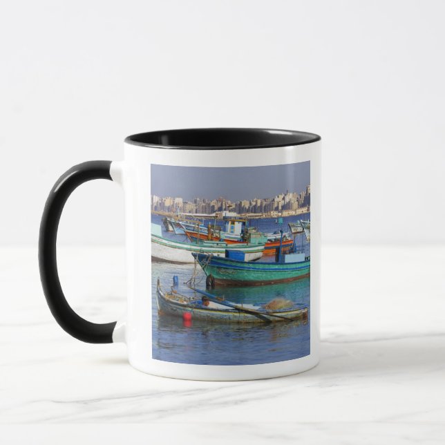 Caneca Barcos de pesca coloridos no porto de (Esquerda)
