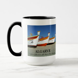 Caneca Barcos de Pesca na Foto de Praia de Algarve