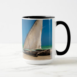 Caneca Barcos de pesca tradicionais na praia