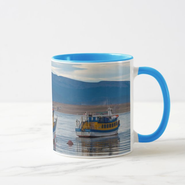 Caneca Barcos turísticos na baía Seno Ultima Esperanza (Direita)