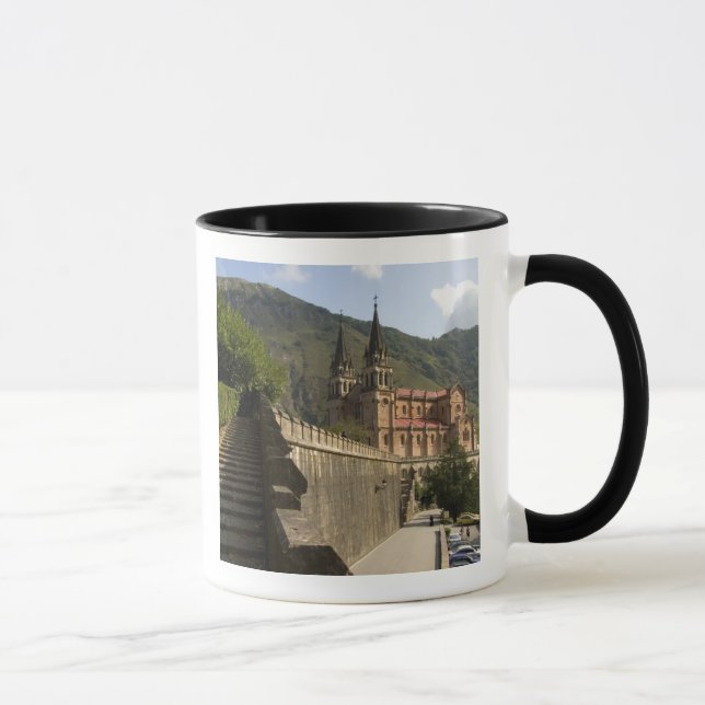 Caneca Basílica de Covadonga, noroeste da Espanha. (Direita)