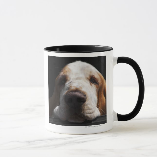Caneca Basset Hound que descansa sua cabeça (Direita)