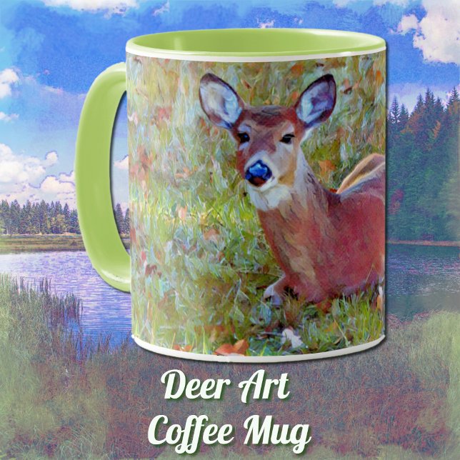 Caneca Bebê Deer Fawn Descansando na Taça de Mata de Arte (A pretty deer resting in a meadow and in an artsy style on a nice coffee mug.)