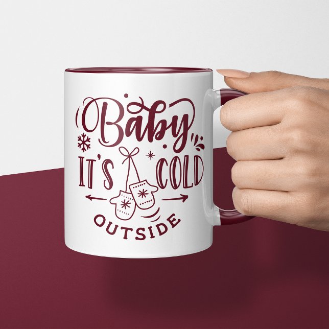 Caneca Bebê Está Frio Fora Férias de Maroon Natal (Criador carregado)