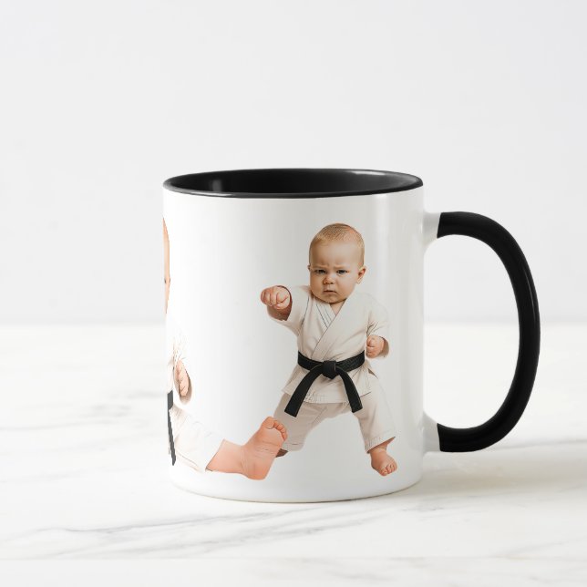Caneca Bébé et bébés font des kata au karaté. (Direita)