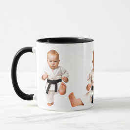 Caneca Bébé et bébés font des kata au karaté.