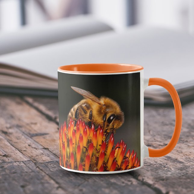 Caneca Bela Abelha de Mel Polinizando um Coneflower (Honeybee Pollinating a Coneflower 11 oz Coffee Mug Cover Photo.)