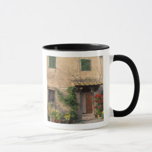 Caneca Bela casa antiga com flores em San Gimignano