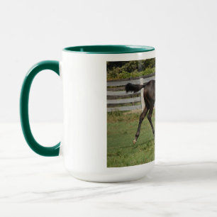 Caneca Bela dança de cavalo em campo