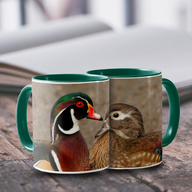 Caneca Belo Momento Tocante Entre Patos De Madeira (A Touching Moment Between Two Wood Ducks 11 oz Coffee Mug Cover Photo.)