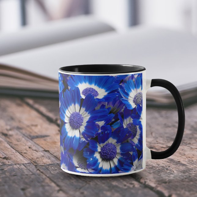 Caneca Belos Flores de Cineraria Azul Real (Beautiful Royal Blue Cineraria Flowers 11 oz Coffee Mug Cover Photo.)